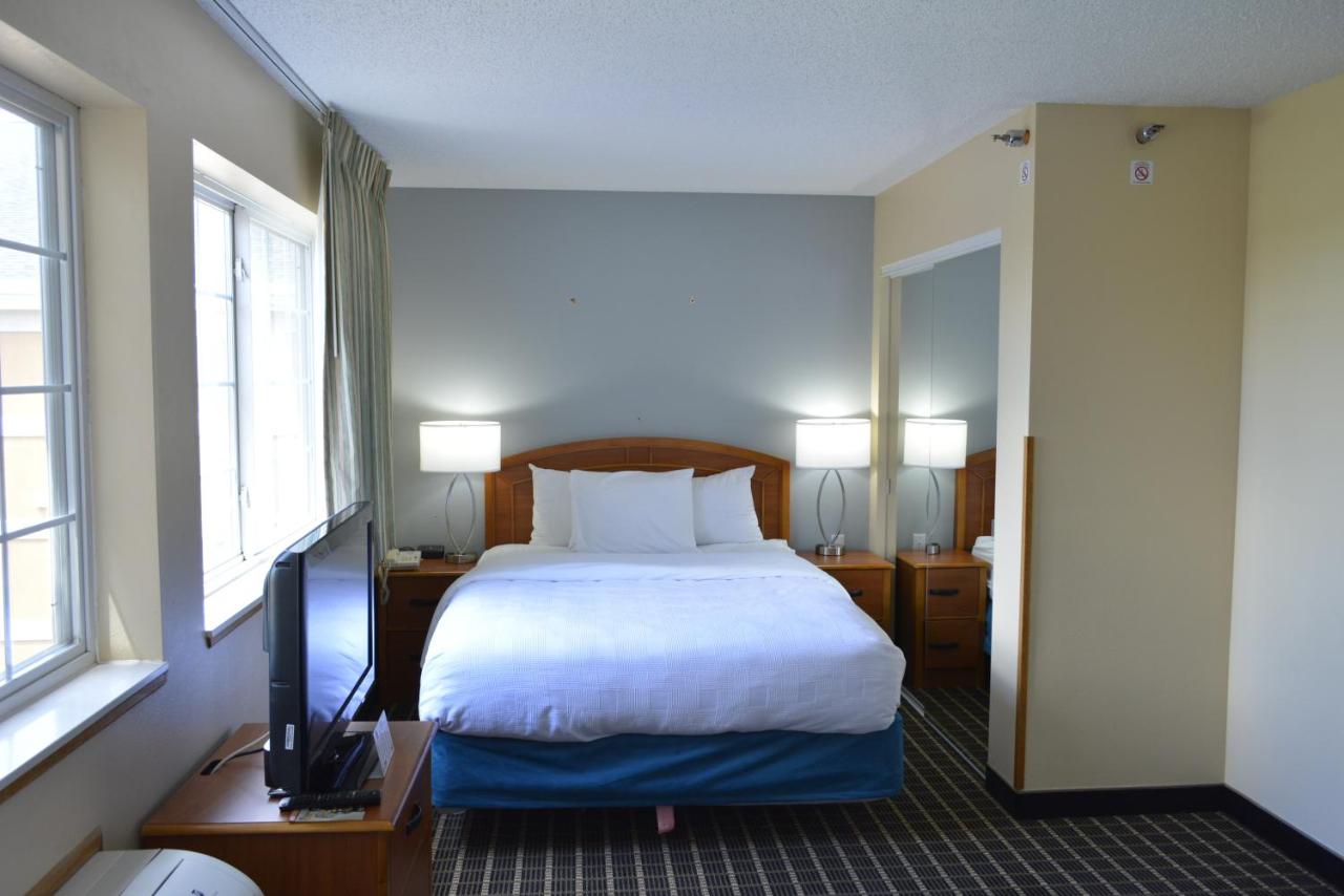 Queen Suite - Non-Smoking at MainStay Suites Dubuque at Hwy 20