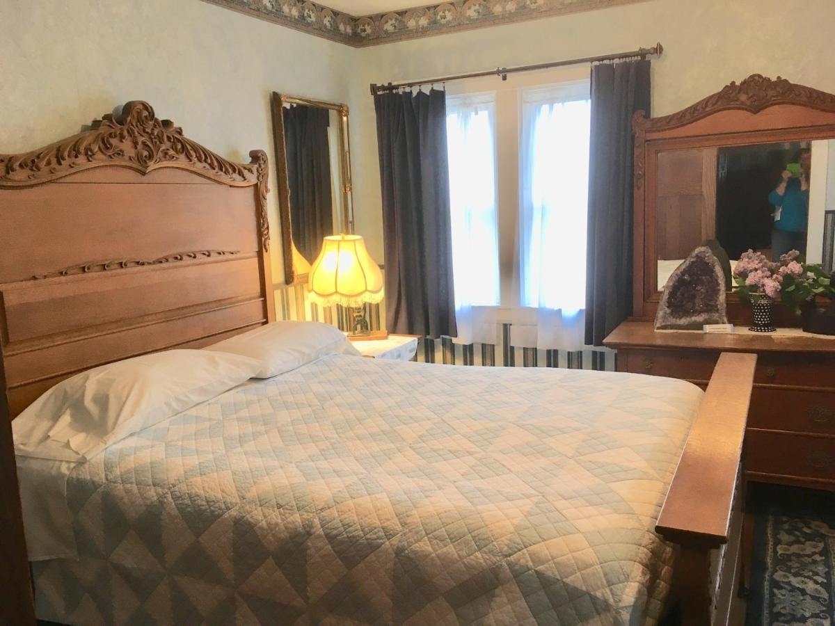  | Old Iron Inn Bed and Breakfast