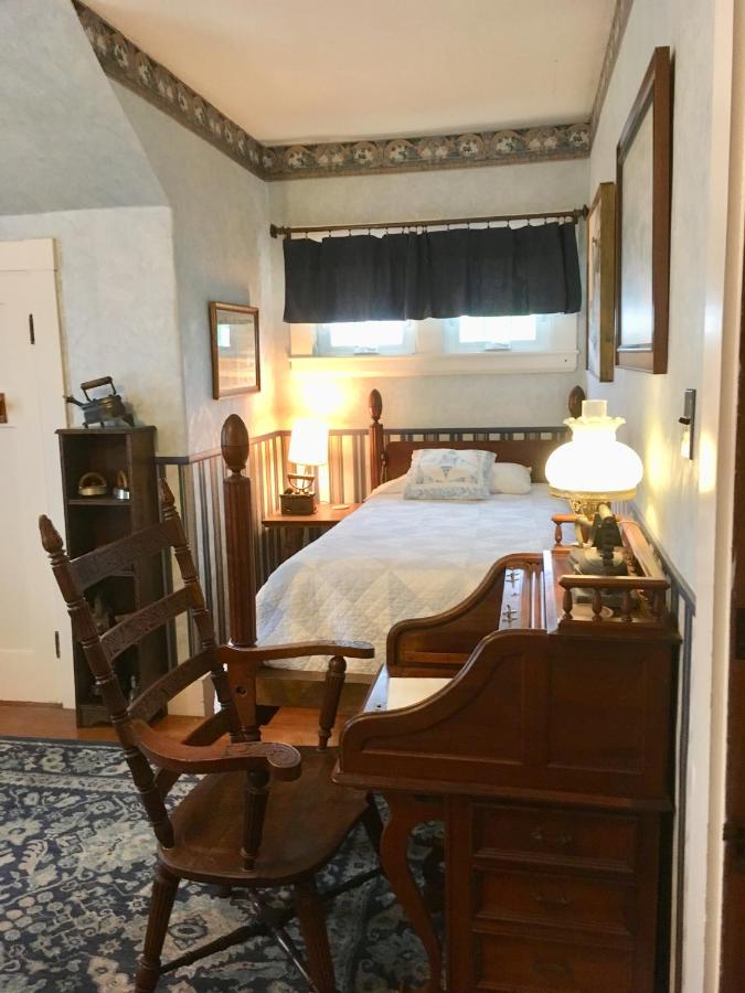  | Old Iron Inn Bed and Breakfast