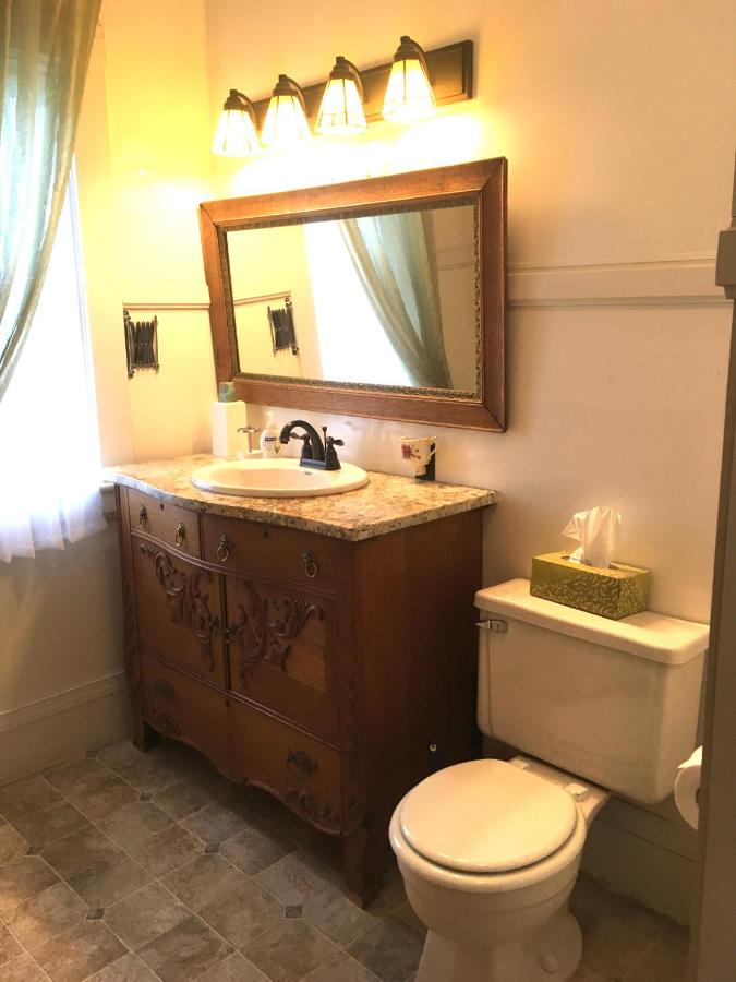  | Old Iron Inn Bed and Breakfast