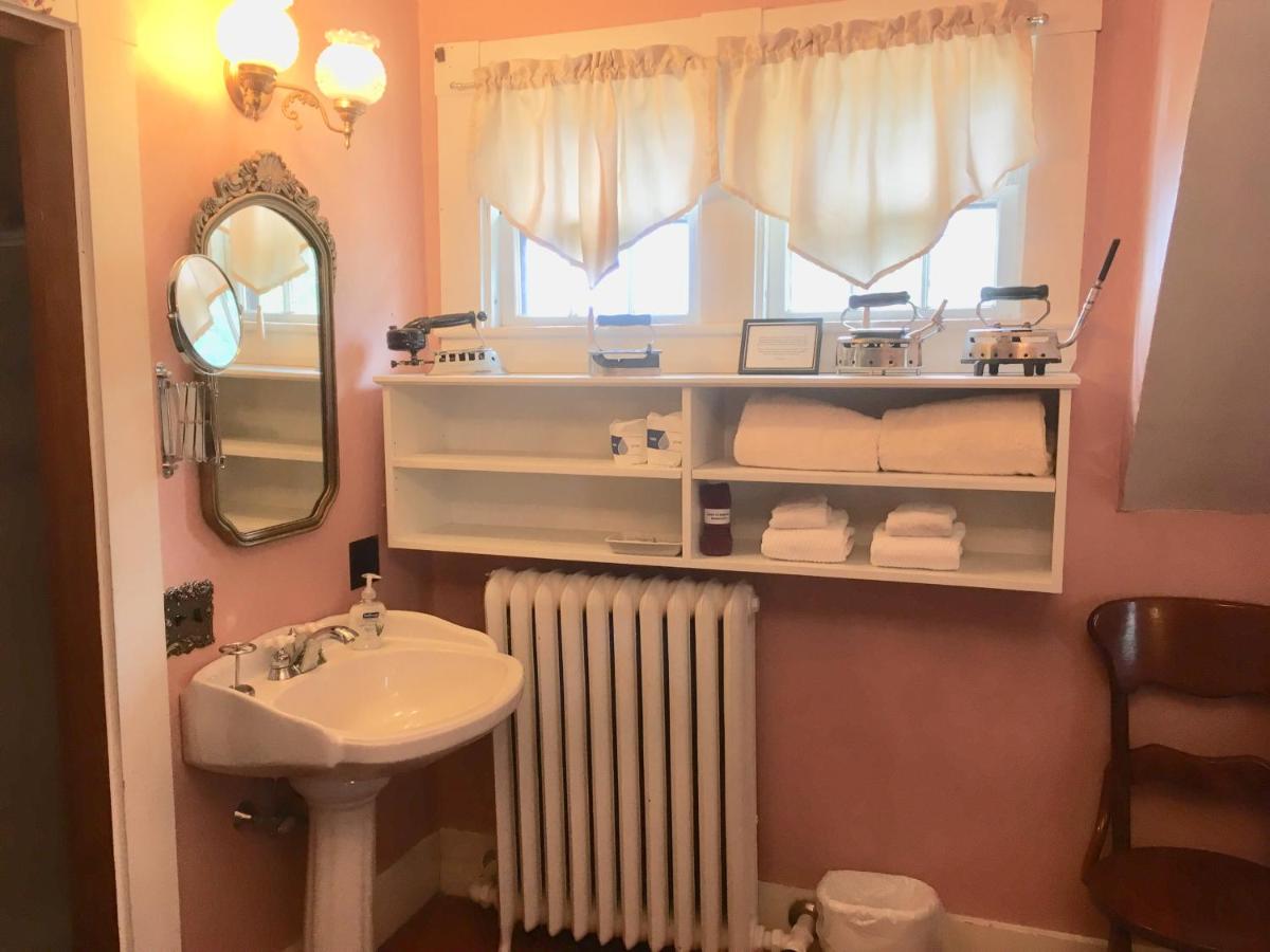  | Old Iron Inn Bed and Breakfast