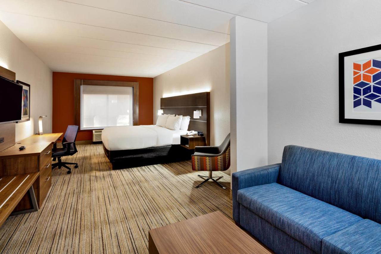 King Suite at Holiday Inn Express Hotel & Suites Inverness by IHG