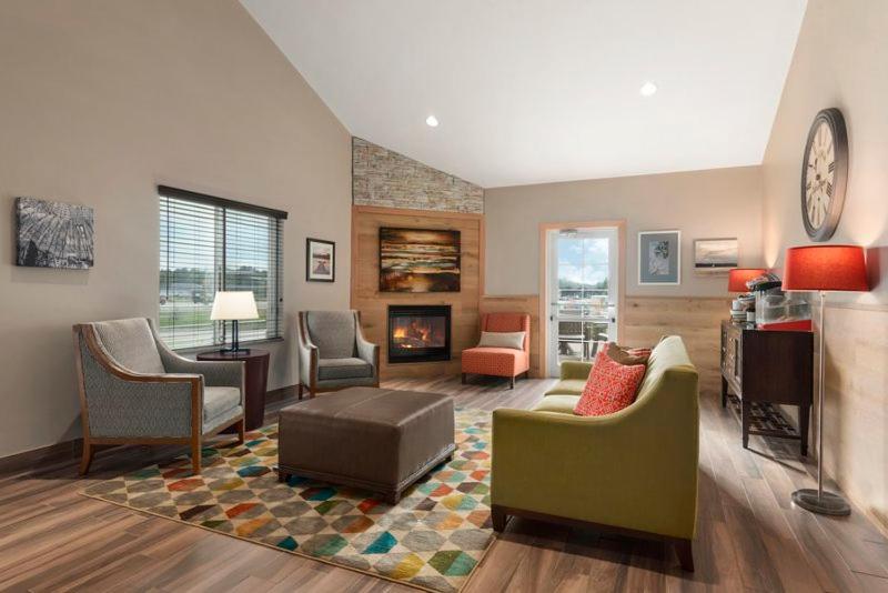 | Country Inn & Suites by Radisson, Baxter, MN