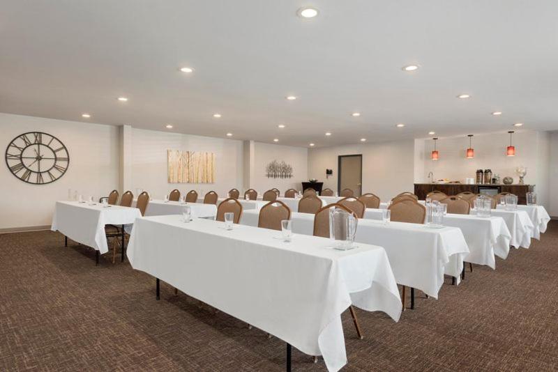 | Country Inn & Suites by Radisson, Baxter, MN
