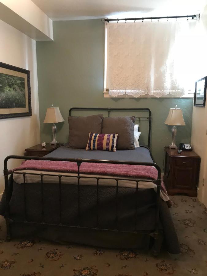 Queen Room at Hotel Sutter