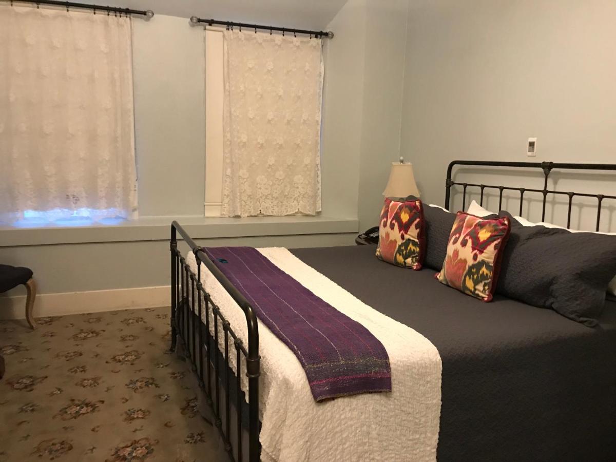 Double Room with Bathroom at Hotel Sutter