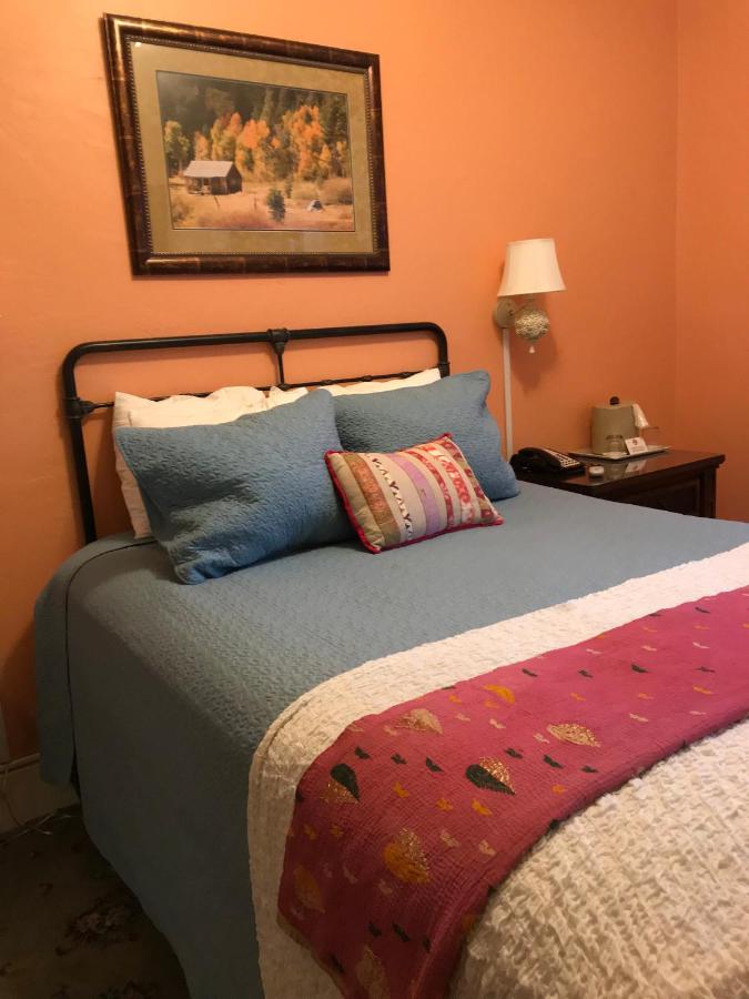 Queen Room at Hotel Sutter