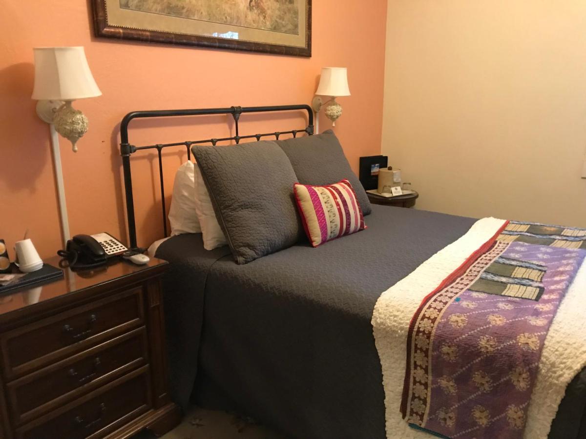 Queen Room at Hotel Sutter