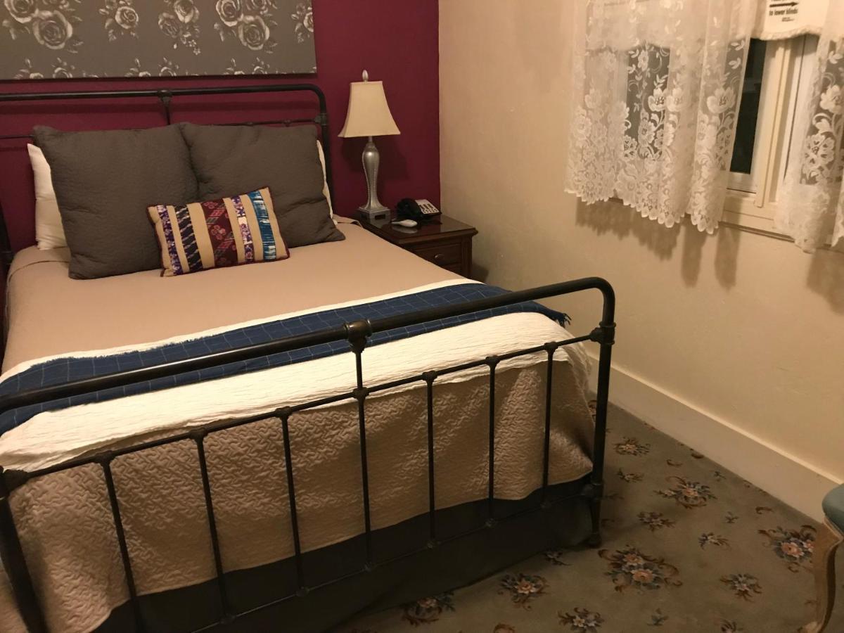 Deluxe Queen Room at Hotel Sutter