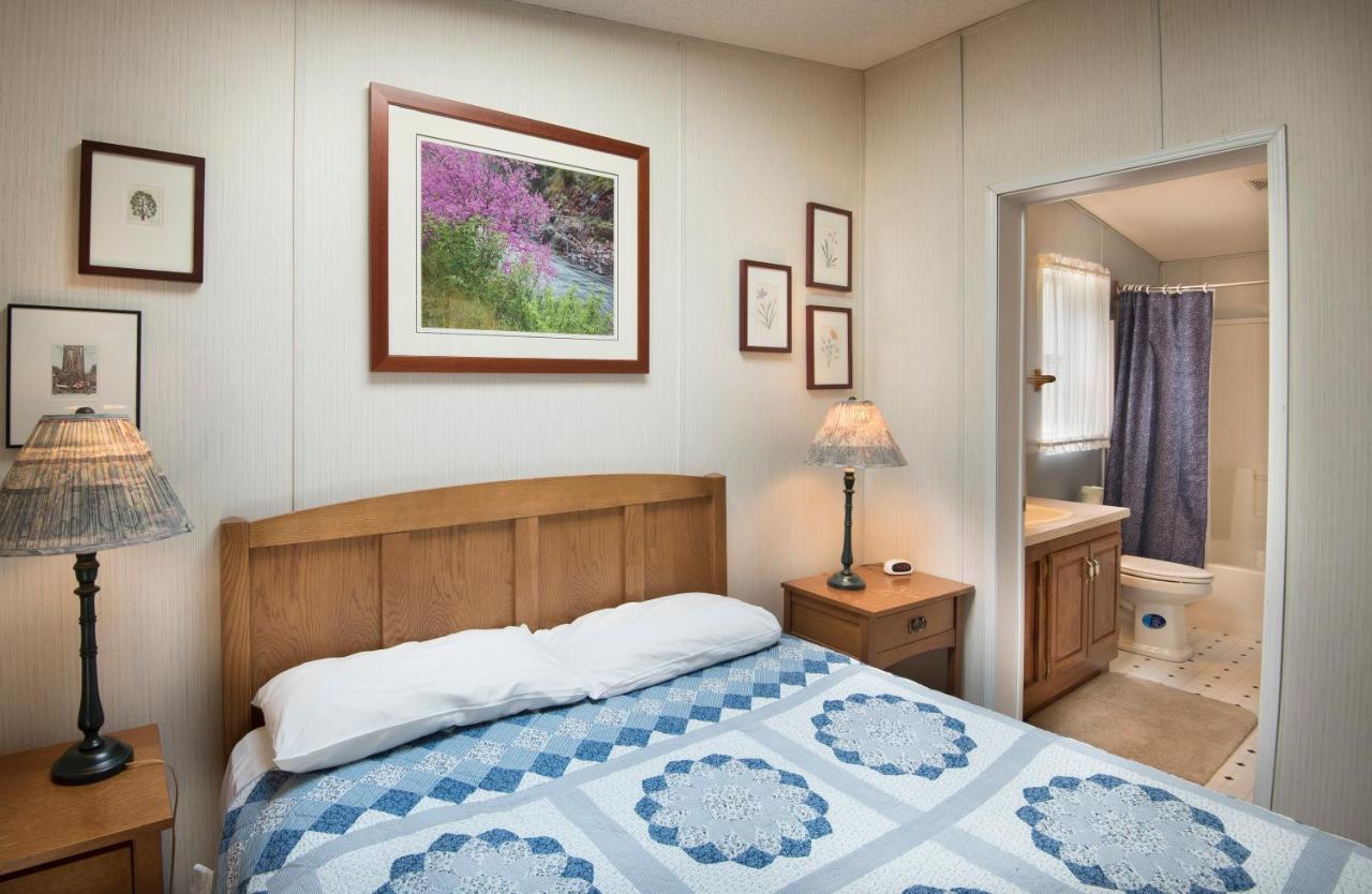 | 42R Rosenberg's Creekside Cabin