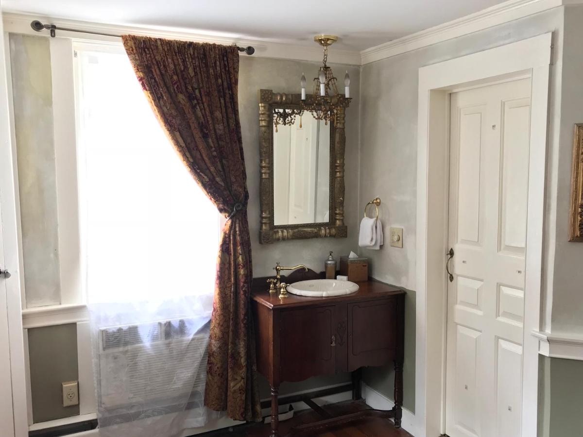 | Admiral Farragut Inn