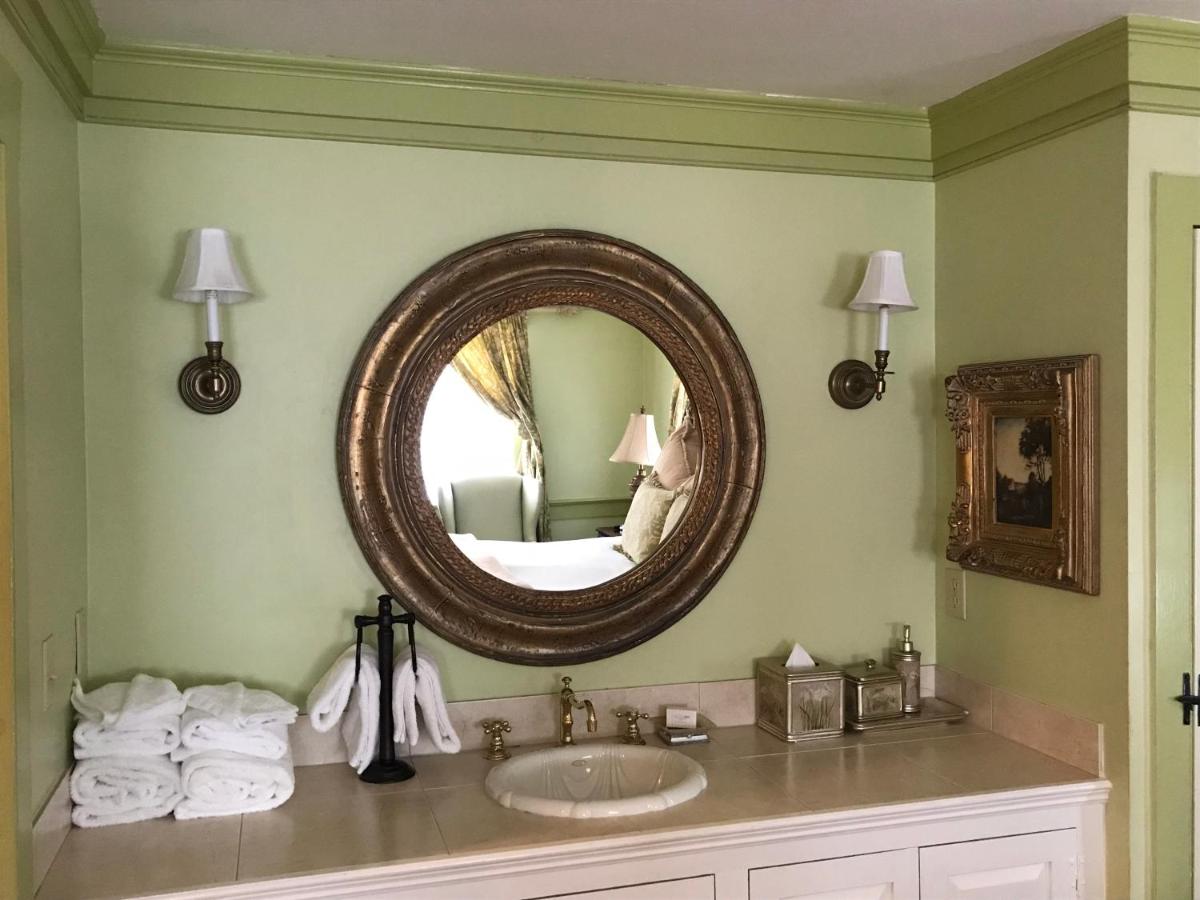 | Admiral Farragut Inn