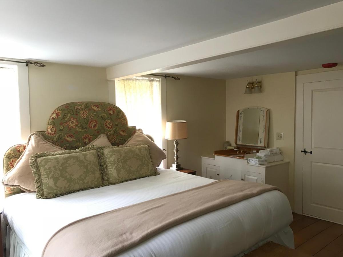 | Admiral Farragut Inn