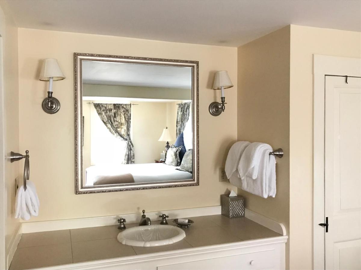 | Admiral Farragut Inn
