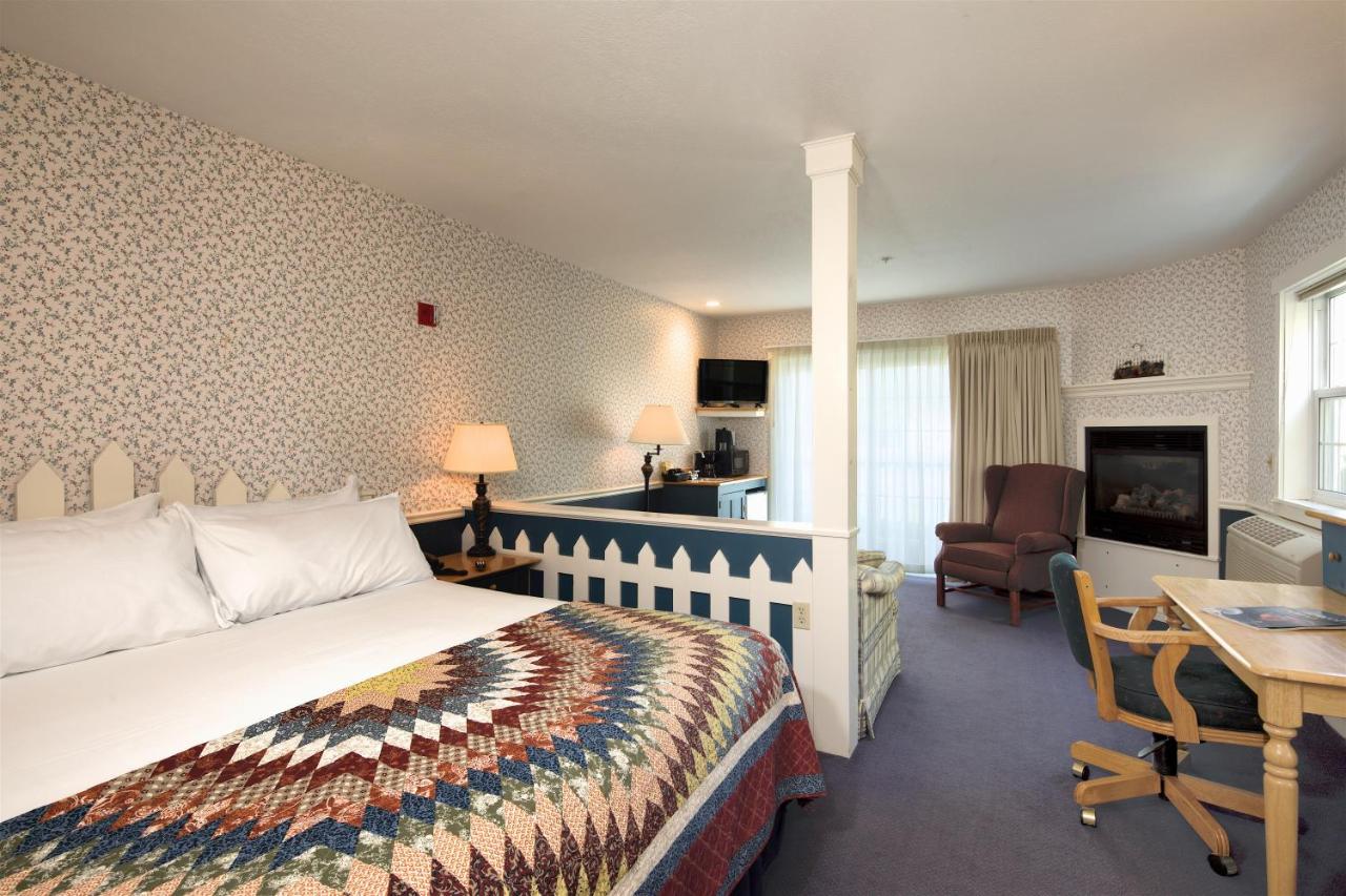 Deluxe King Room with Fireplace at The Country Inn at Camden Rockport