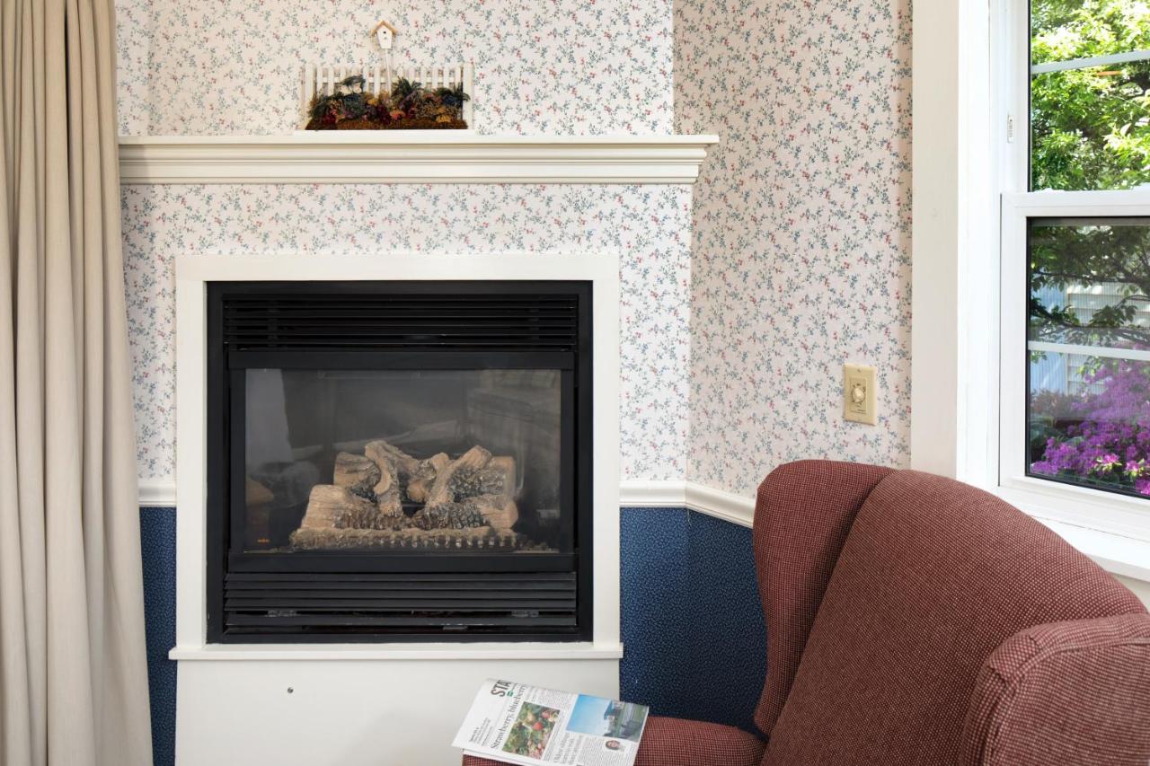 Deluxe King Room with Fireplace at The Country Inn at Camden Rockport