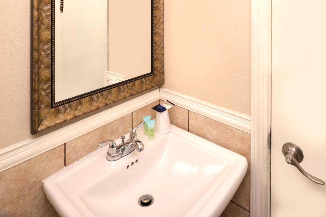 | Motel 6 Putnam CT