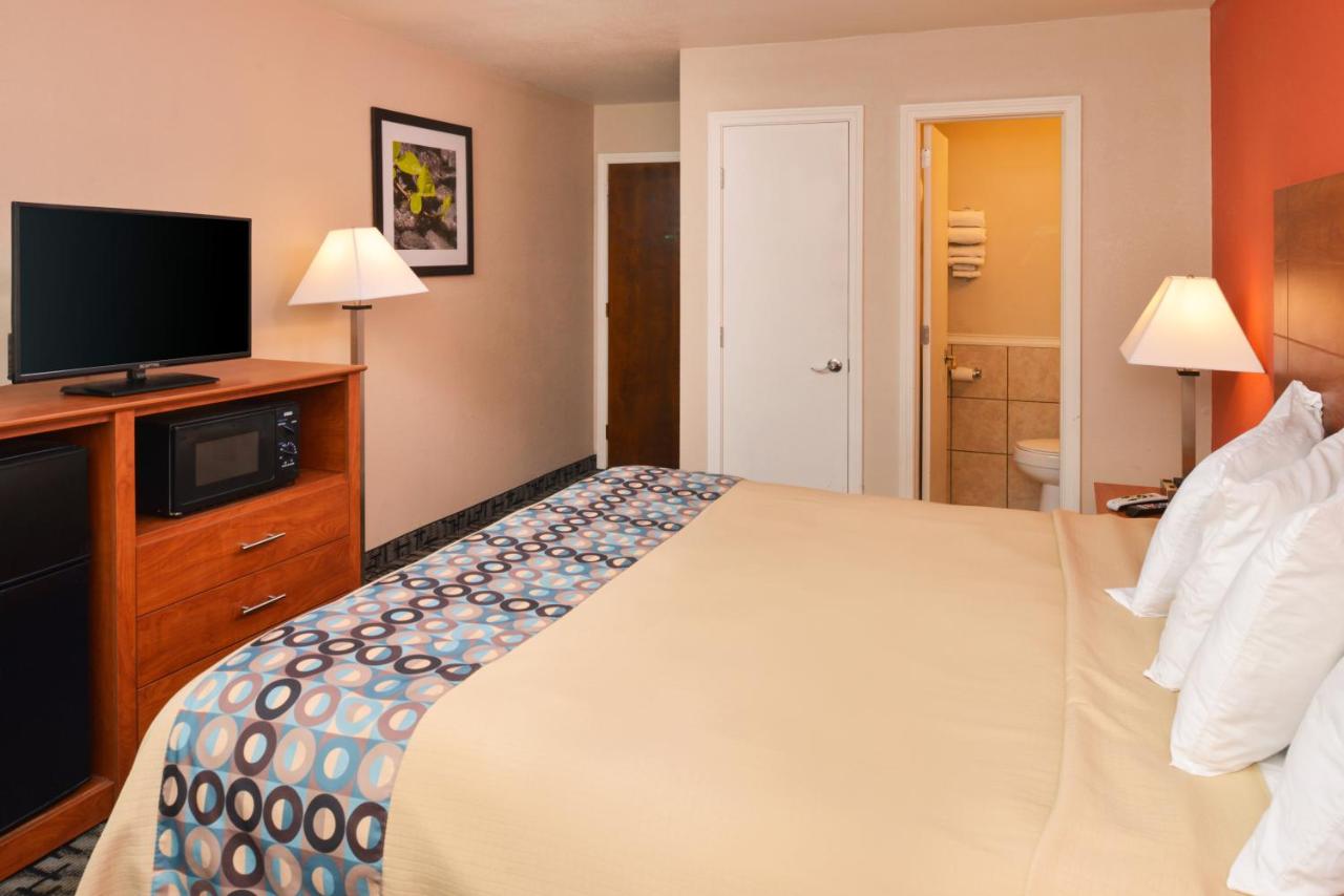 | Motel 6 Putnam CT