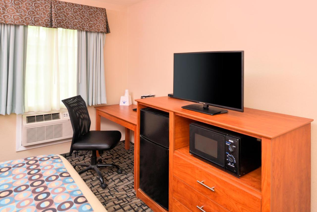| Motel 6 Putnam CT