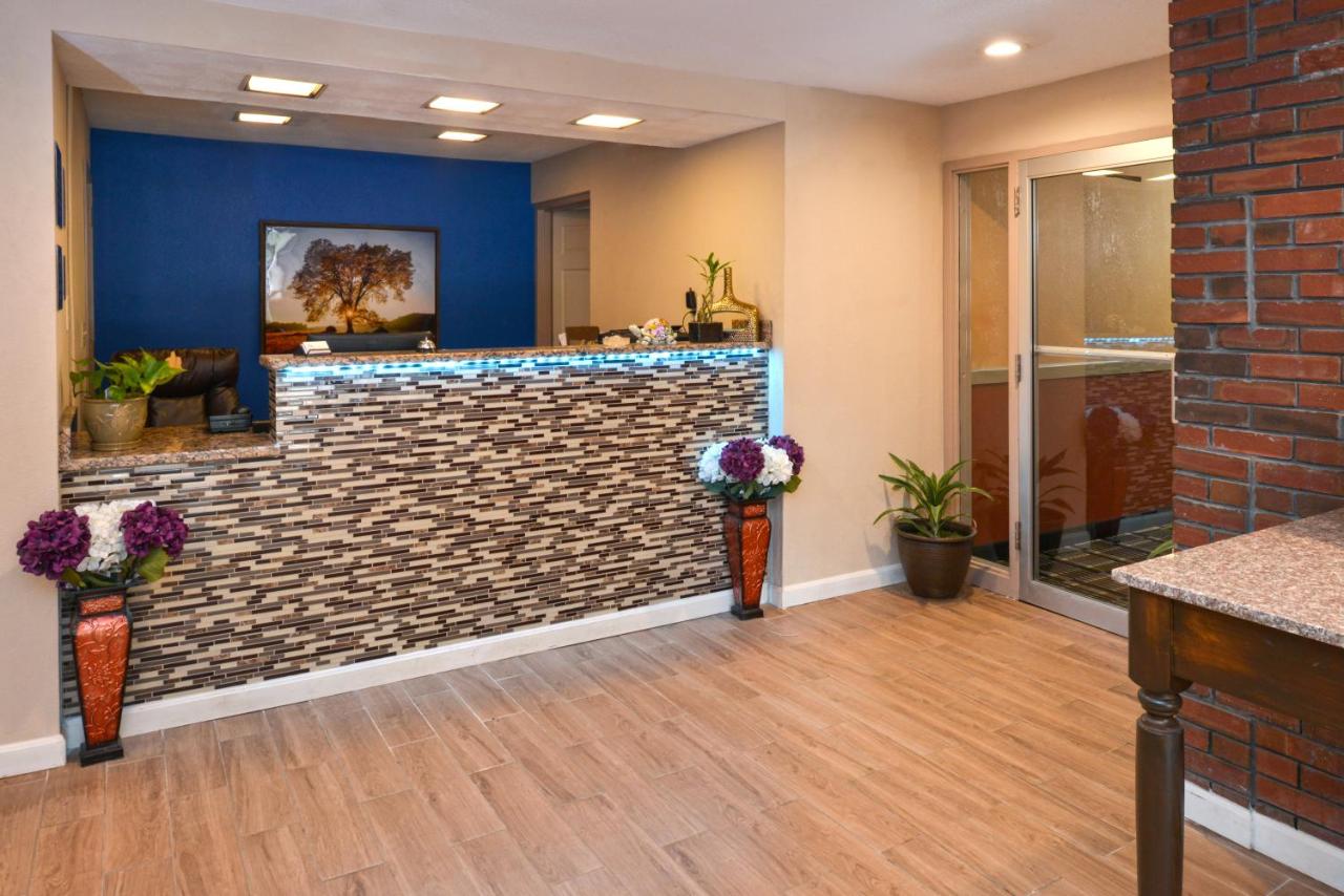 | Motel 6 Putnam CT