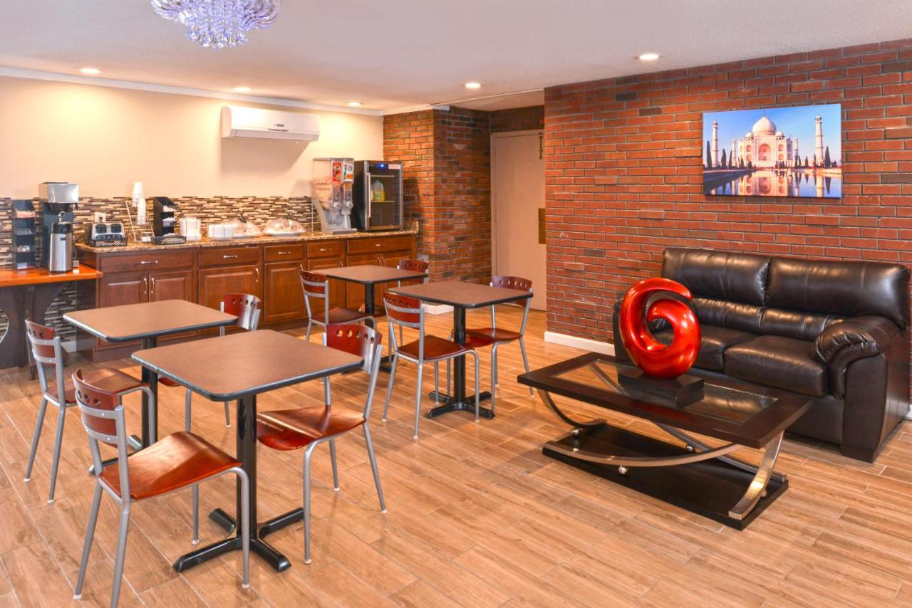 | Motel 6 Putnam CT