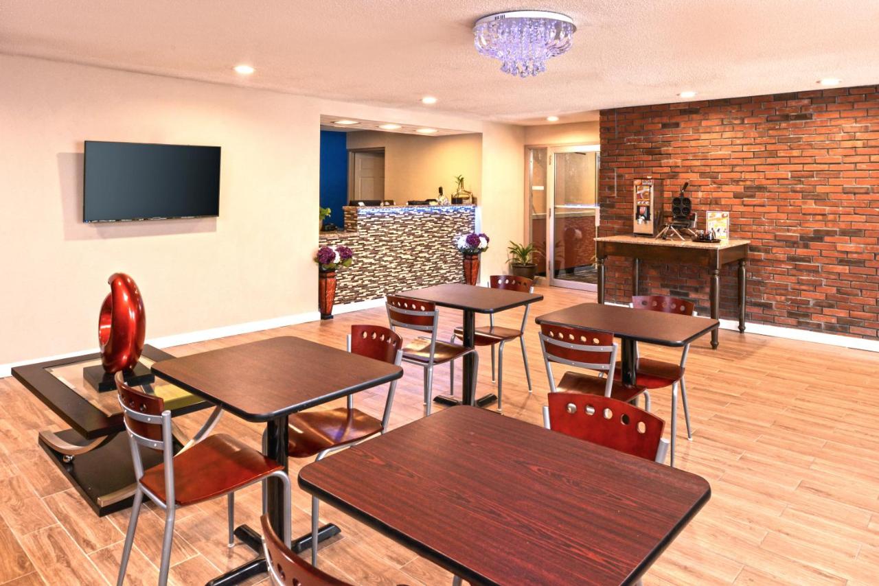 | Motel 6 Putnam CT