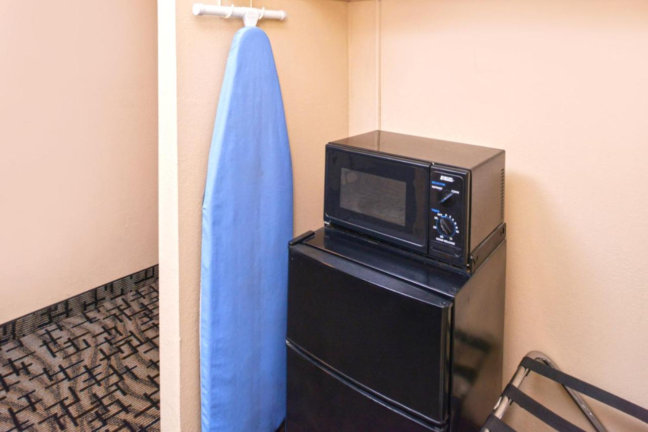 | Motel 6 Putnam CT