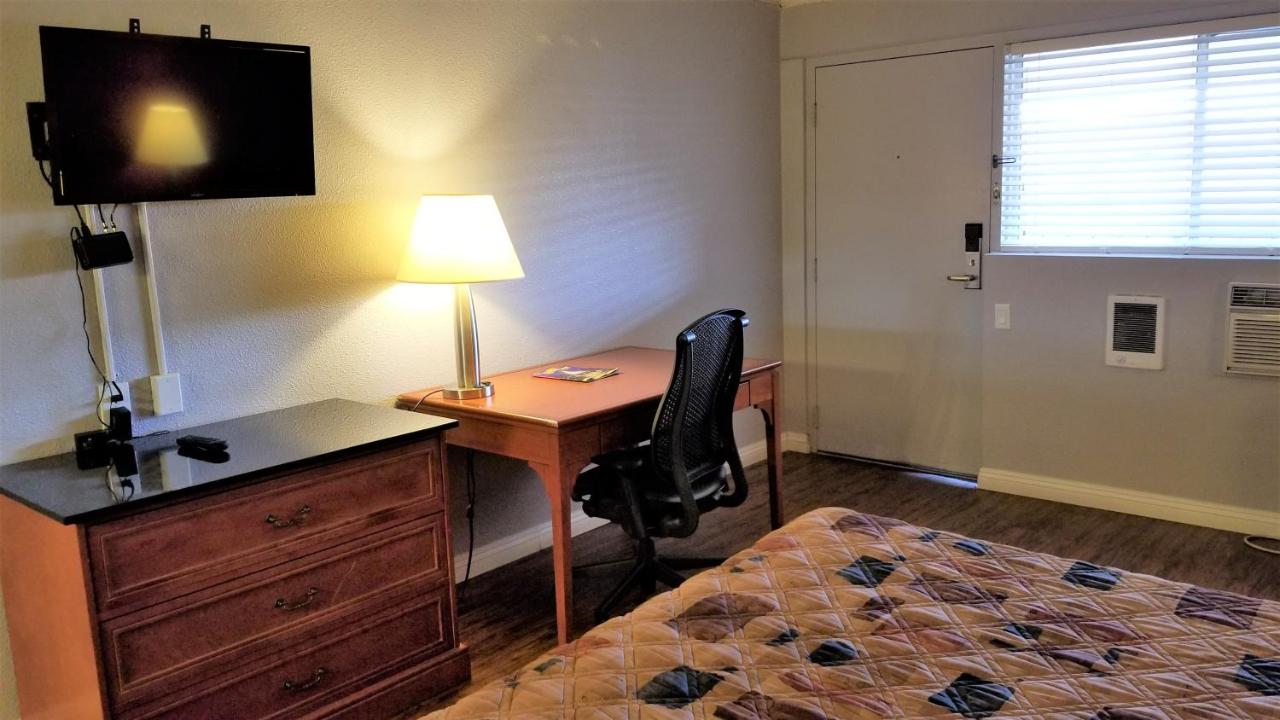 King Room - Smoking at Santa Fe Inn Pueblo
