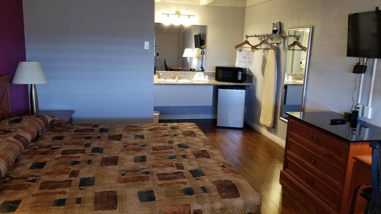 King Room - Smoking at Santa Fe Inn Pueblo