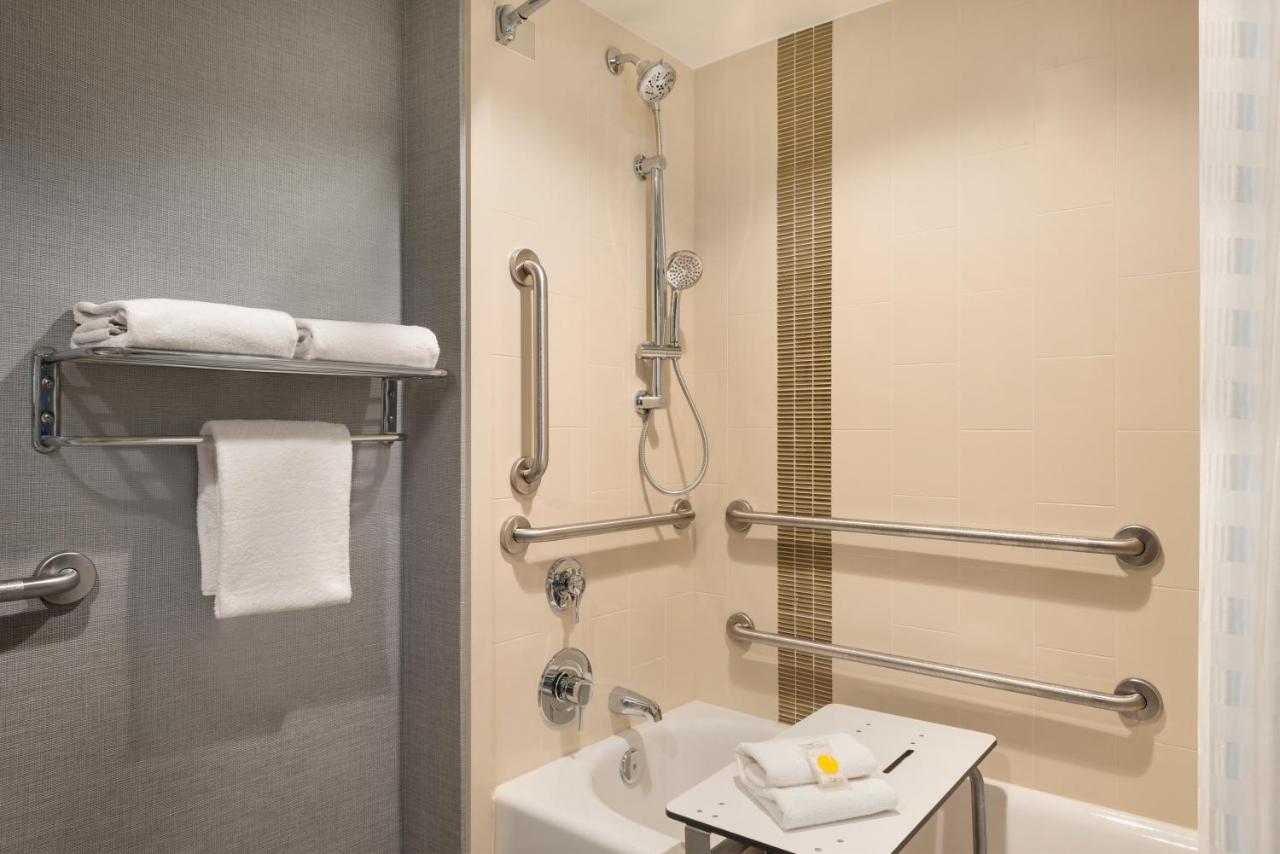 Ada King Tub at Hyatt Place Chicago/ Schaumburg