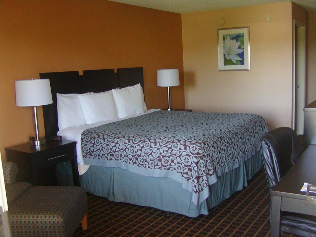King Room - Non-Smoking at Days Inn by Wyndham Marietta White Water