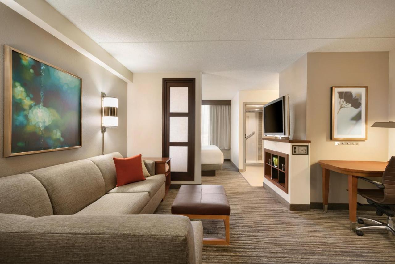 One King Bed at Hyatt Place Chicago/ Schaumburg