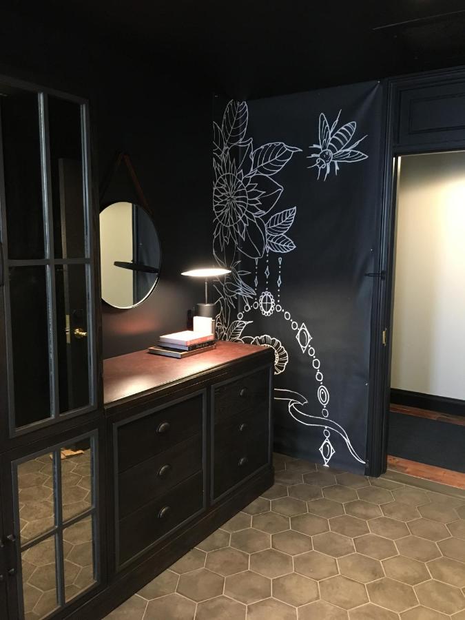 Queen Room at Crossroads Hotel