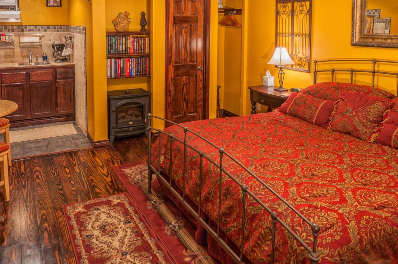 | Holiday Lodge on Canyon Lake