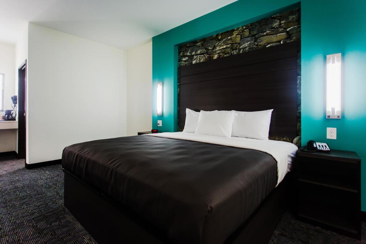 King Room at Palacio Royale Inn Boutique Katy