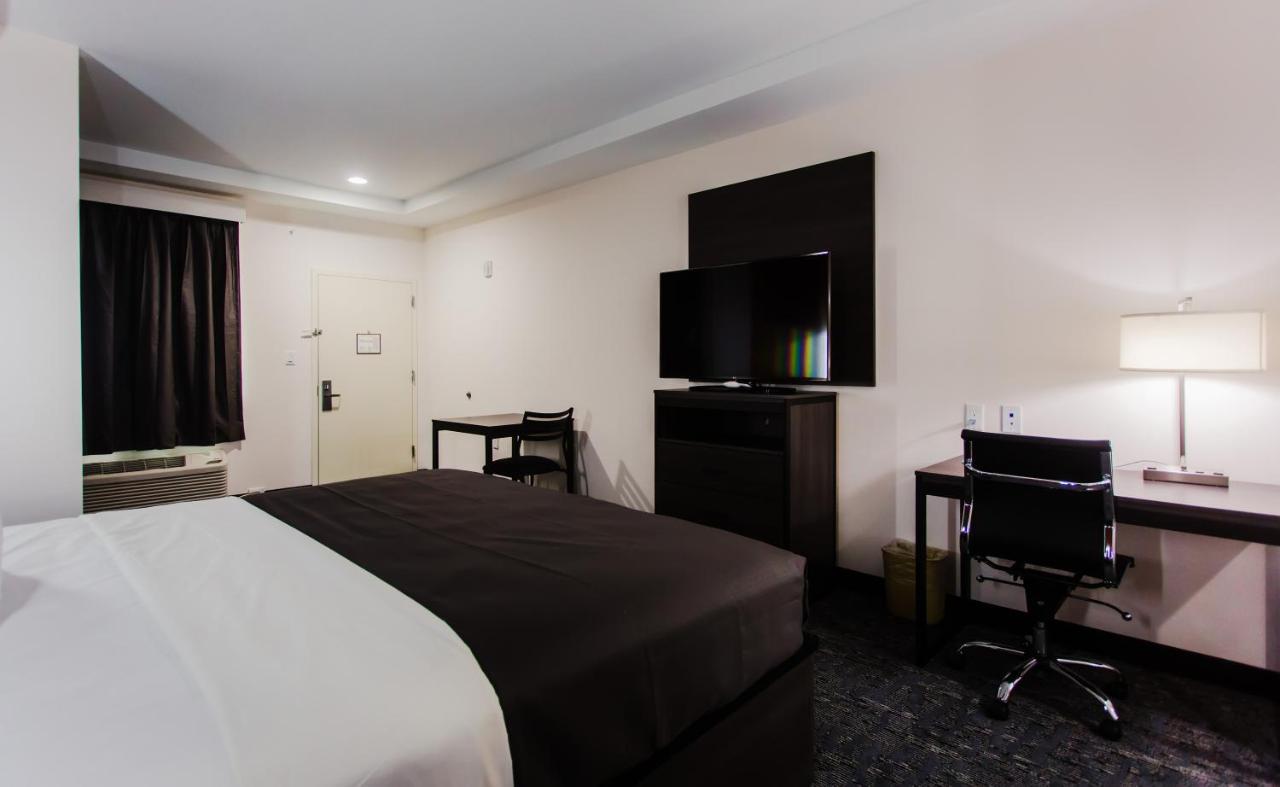 Deluxe King Room at Palacio Royale Inn Boutique Katy