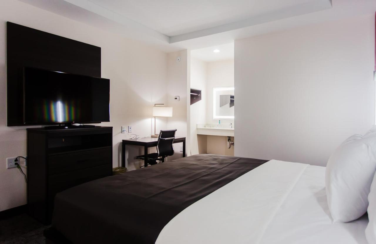 Deluxe King Room at Palacio Royale Inn Boutique Katy