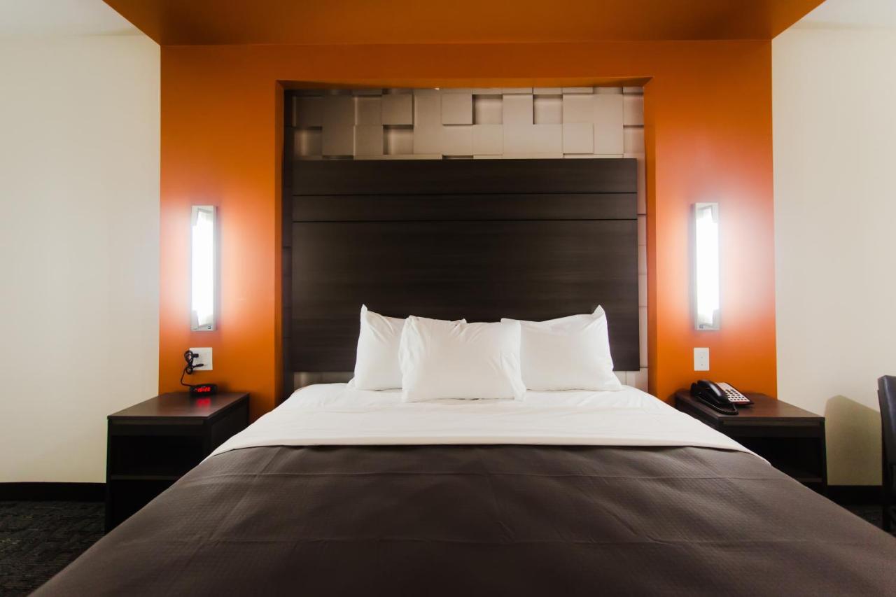 King Room at Palacio Royale Inn Boutique Katy