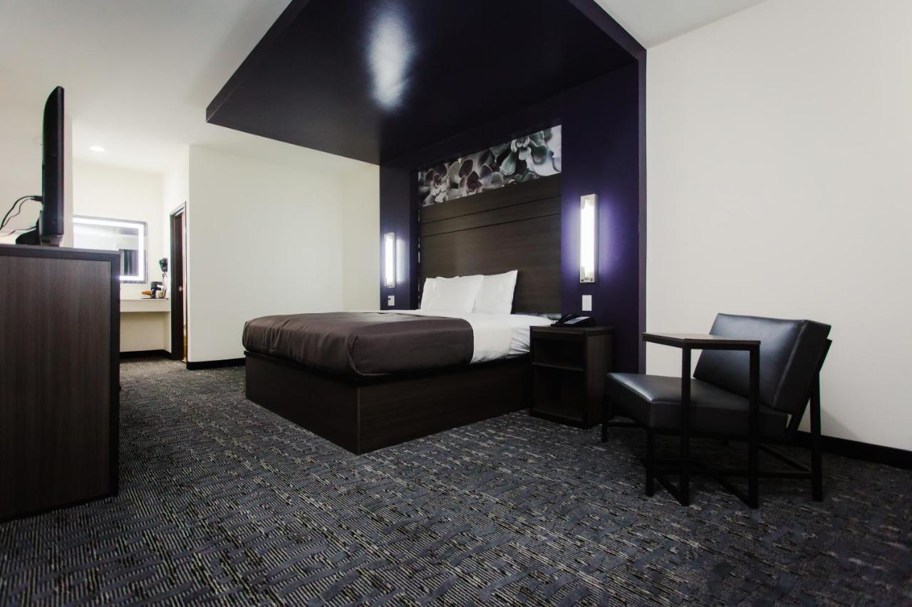 King Room at Palacio Royale Inn Boutique Katy