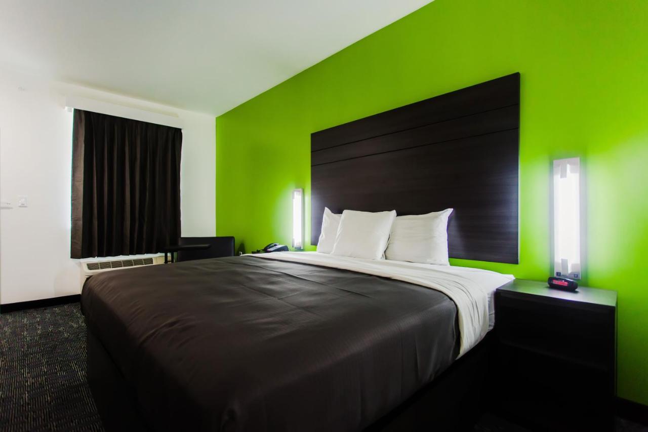 Deluxe King Room at Palacio Royale Inn Boutique Katy
