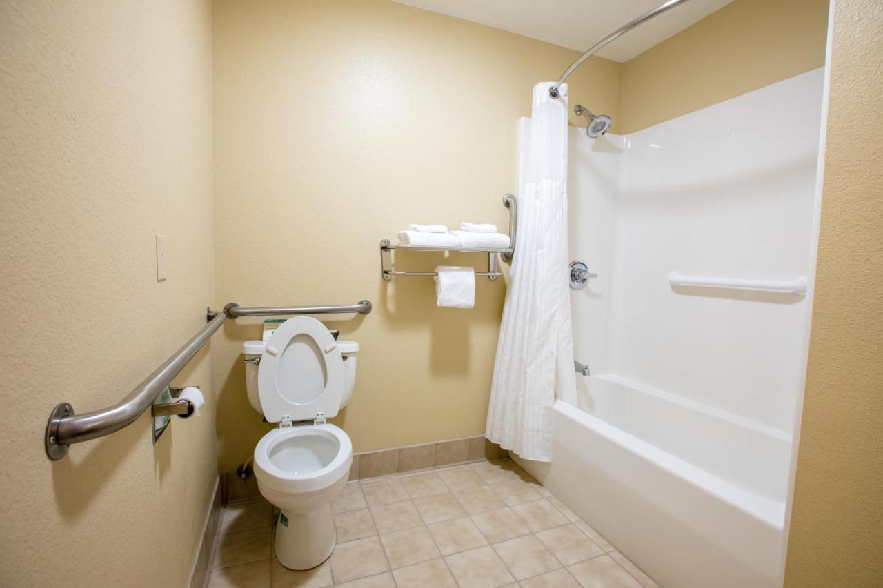 | Relax Inn and Suites Kuttawa