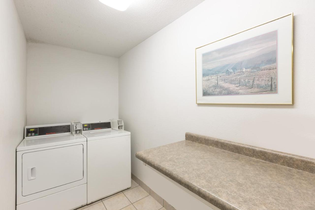 | Days Inn by Wyndham Atlantic