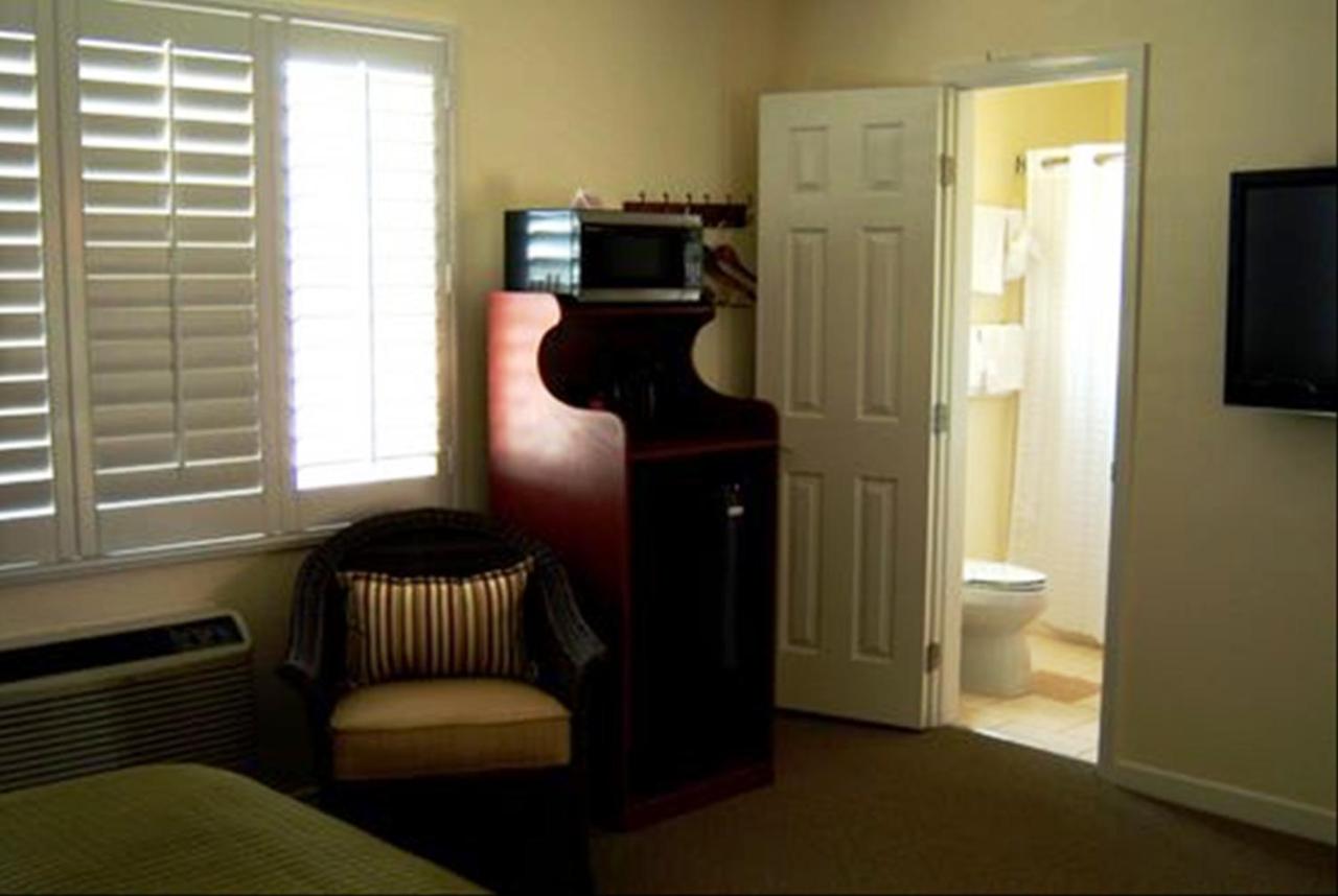 | Bella Capri Inn and Suites