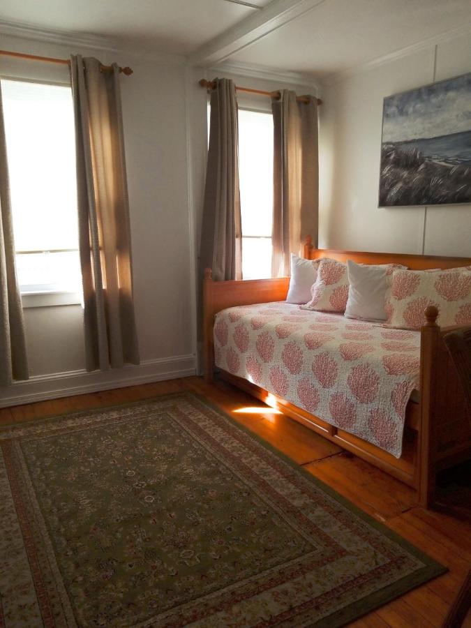 Deluxe King Studio at Blackbeard's Lodge