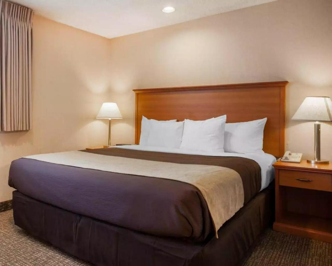 King Room - Disability Access/Non-Smoking at Quality Inn Kirkland