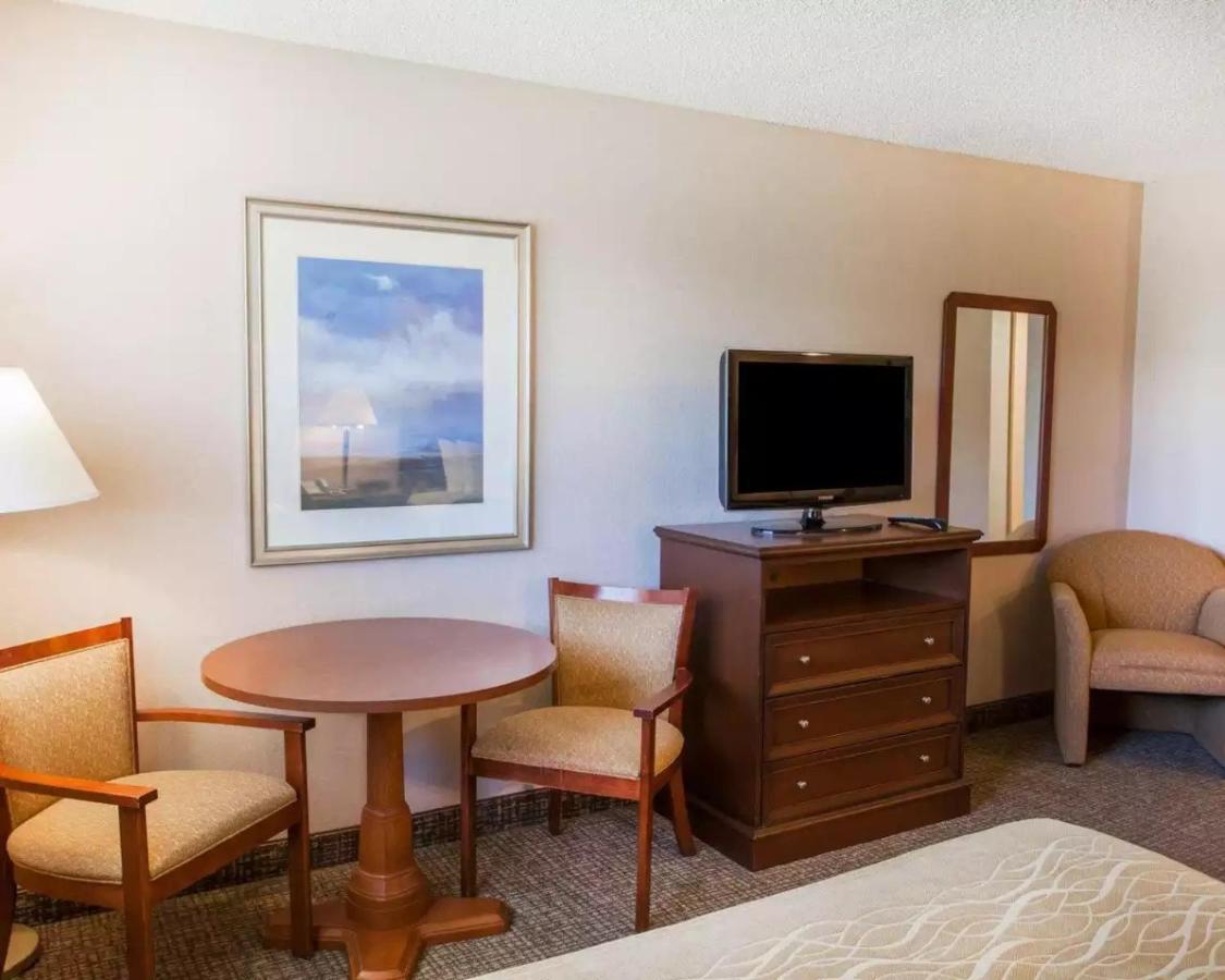 Queen Room - Non-Smoking at Quality Inn Kirkland