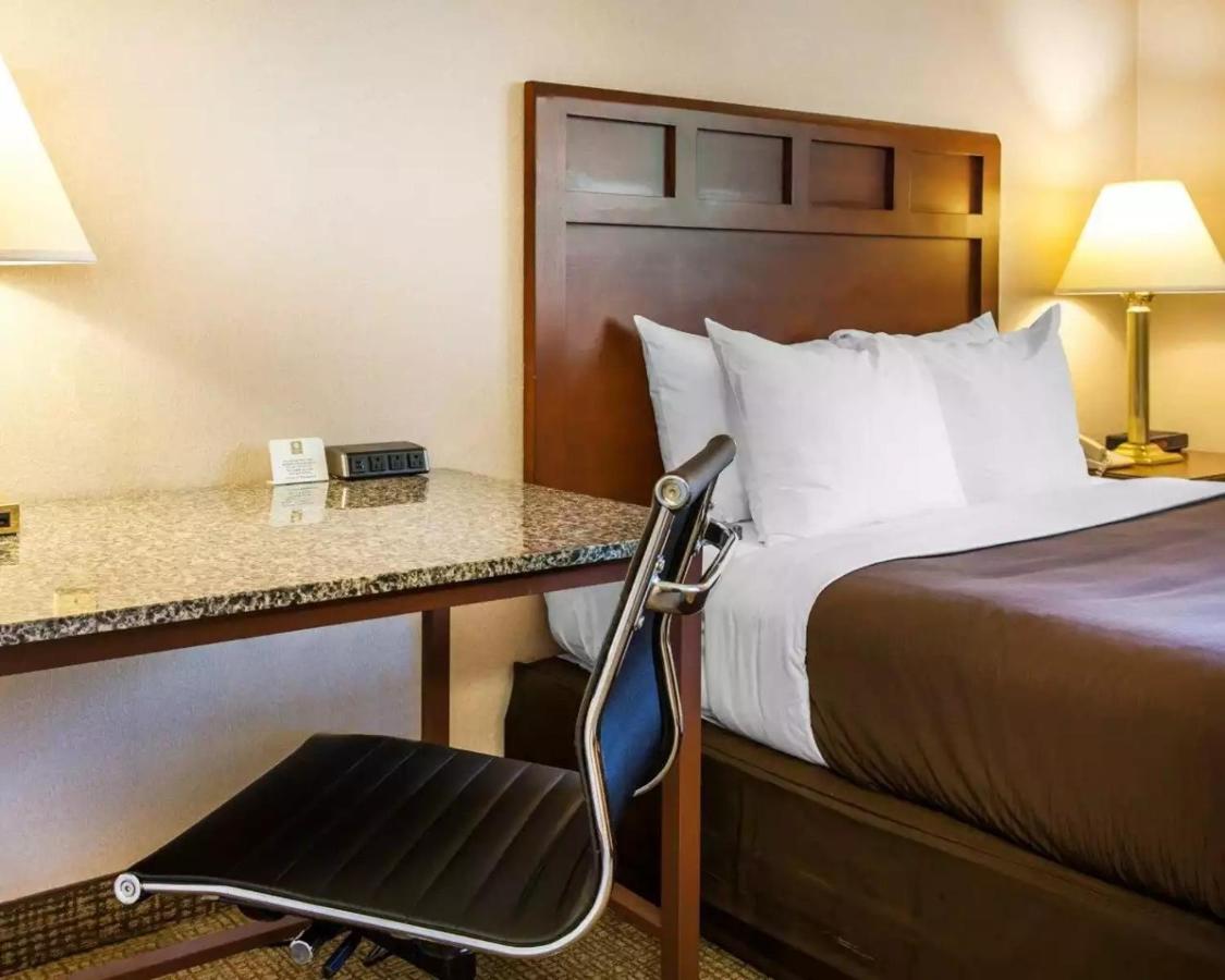 Queen Room - Non-Smoking at Quality Inn Kirkland
