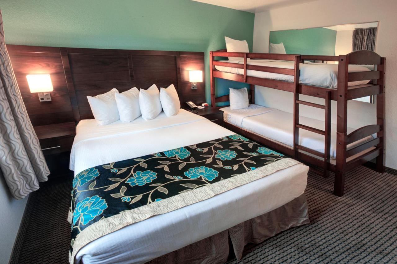 Queen Room with Bunk Bed - Non-Smoking at Baymont by Wyndham Keystone Near Mt. Rushmore