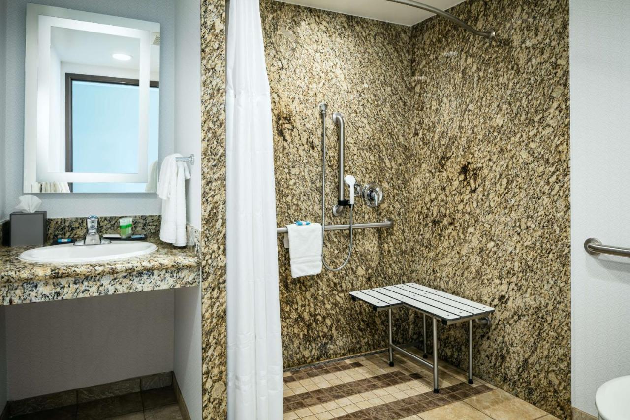 | Beachfront Inn