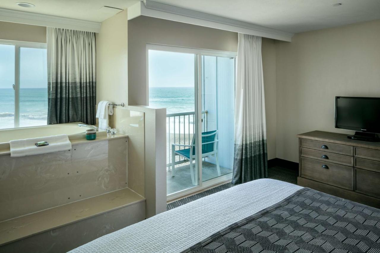| Beachfront Inn